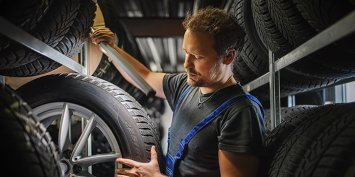  Hardworking,Experienced,Worker,Holding,Tire,And,He,Wants,To,Change